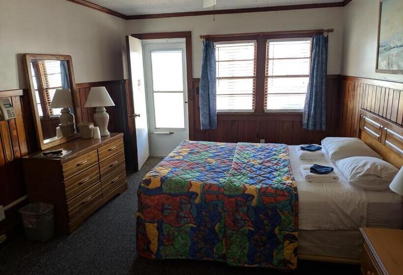 带特大床的标准间, Cavalier By The Sea