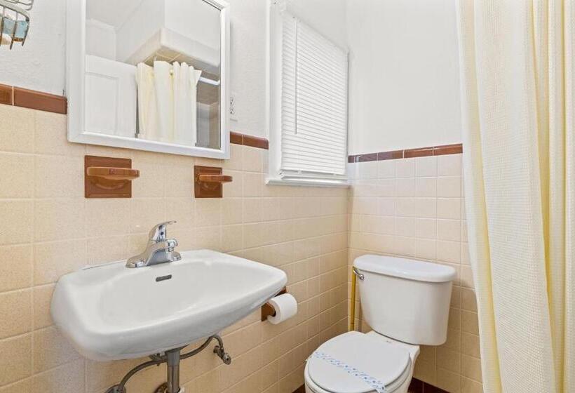 经济房, Cavalier By The Sea