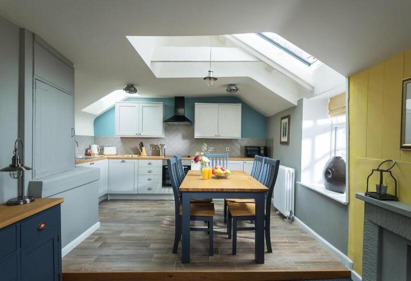 דירת חדר, Lifeboat Inn