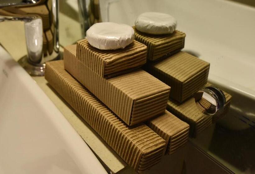 غرفة عائلية, Aryana Boutique