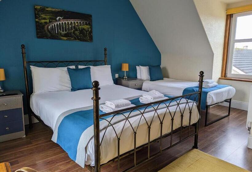 패밀리 룸, The Coo's Guest House