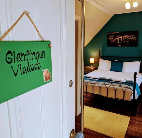 패밀리 룸, The Coo's Guest House