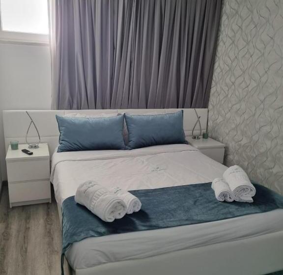 スイート, Mikaela Guest House