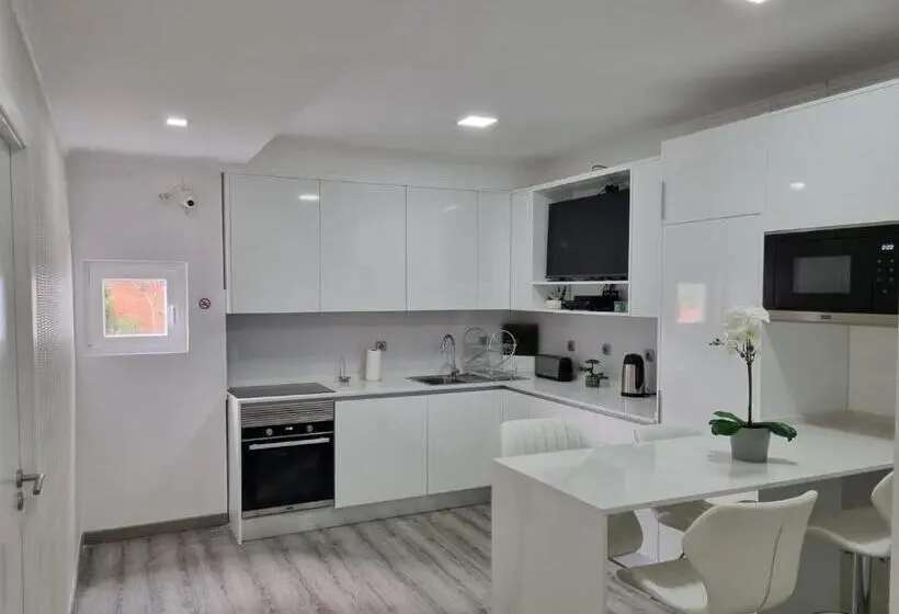 スイート, Mikaela Guest House