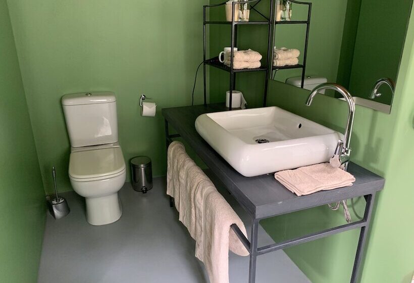 غرفة سوبيريور, Frogs Hill