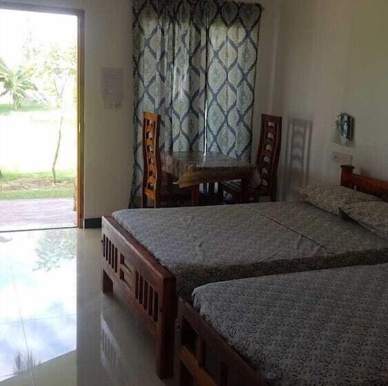 舒适三人间, Jeys Place