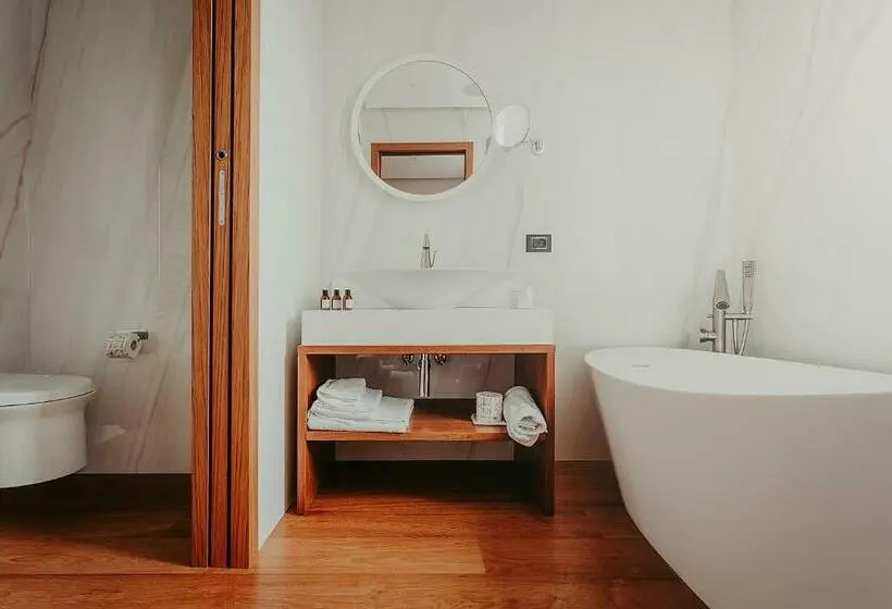 سوییت جونیور, Baca Suites, Restaurant & Bar