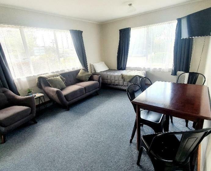 سوییت, Chanel Court Motel