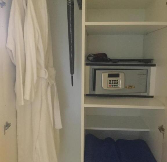 스탠다드 스튜디오 풀장 전망, The Travel Inn Durban