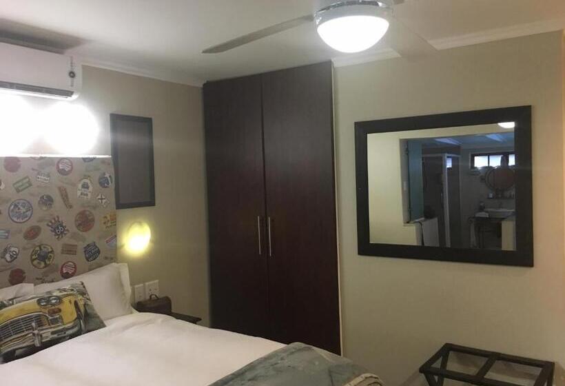 스탠다드 스튜디오 풀장 전망, The Travel Inn Durban