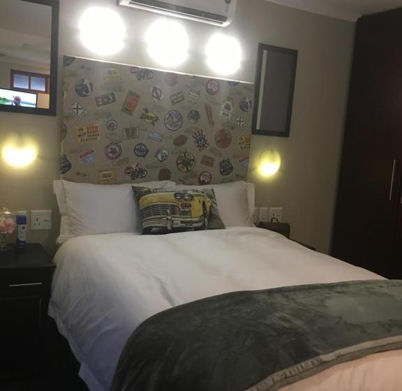 Студио Стандарт Вид на Бассейн, The Travel Inn Durban