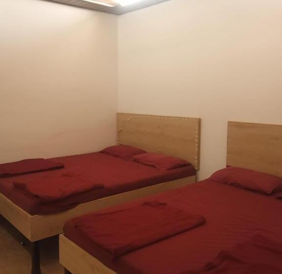 Standard Neljän Hengen Huone, Sayeban