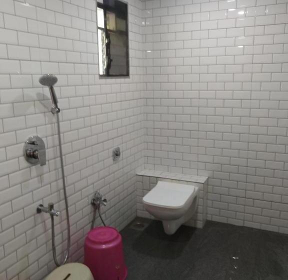 Standard Neljän Hengen Huone, Sayeban