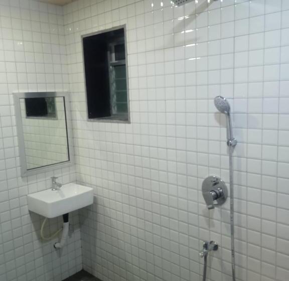 Standard Neljän Hengen Huone, Sayeban