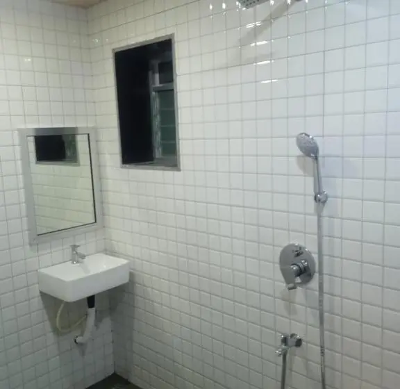 Standard Neljän Hengen Huone, Sayeban