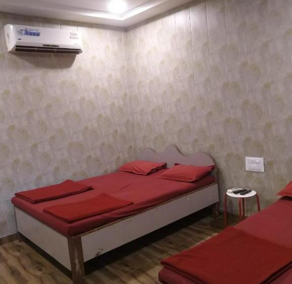 Standard Neljän Hengen Huone, Sayeban