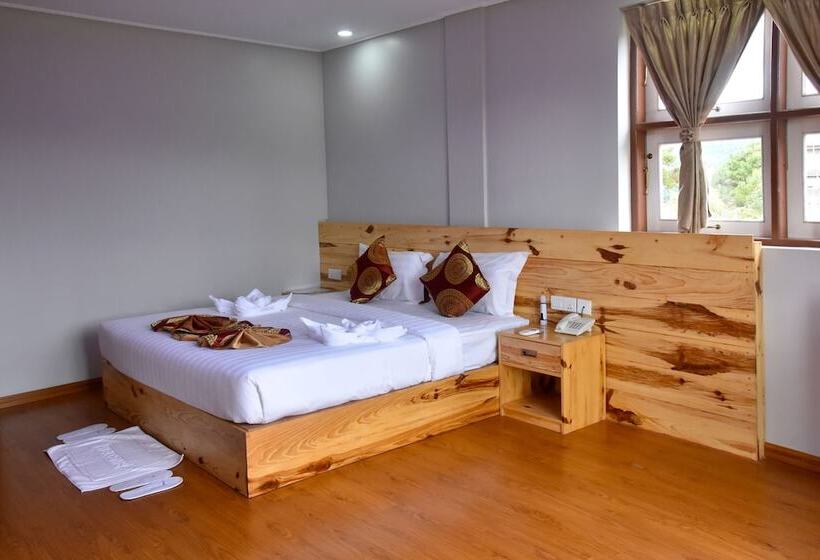 اتاق لوکس, Mya Yar Pin