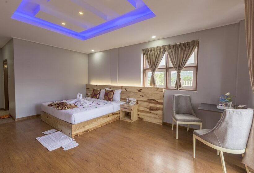 اتاق لوکس, Mya Yar Pin