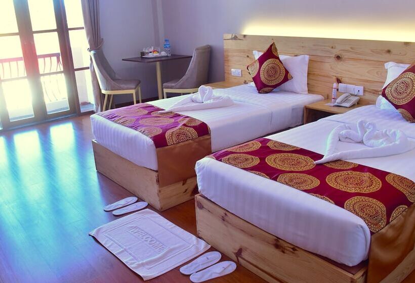 اتاق لوکس, Mya Yar Pin