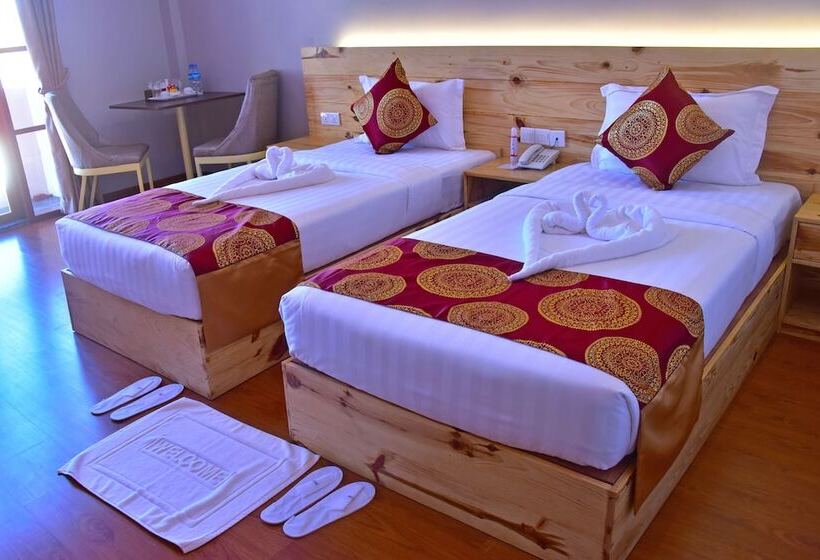 اتاق لوکس, Mya Yar Pin