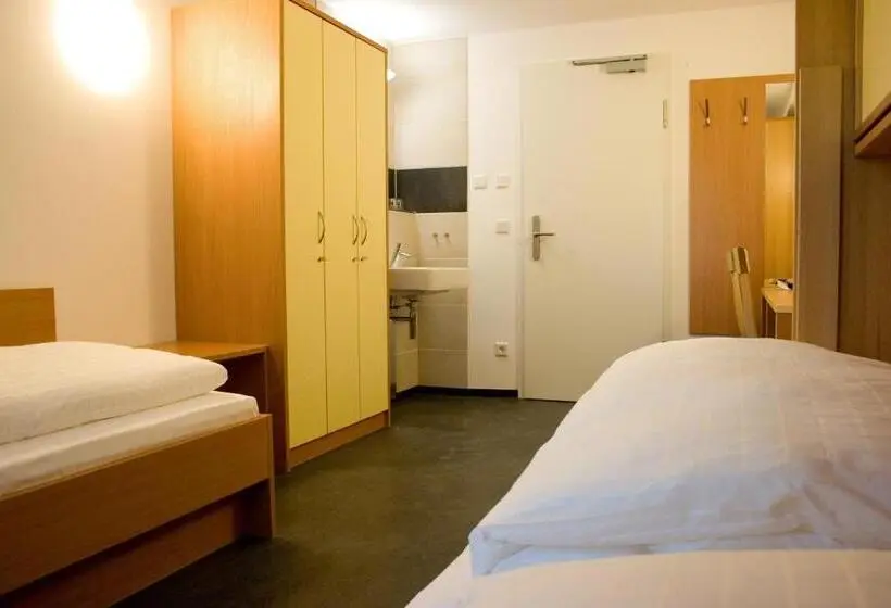 バスルーム共有のトリプルスタンダード, Ausbildungshotel St. Theresia