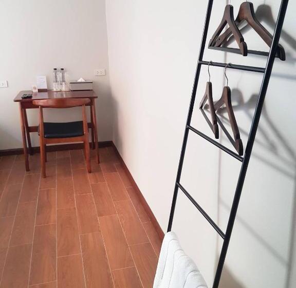 غرفة ديلوكس سرير كينج, A Day Inn Ranong Hostel