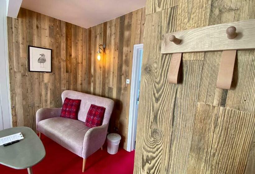 Номер Стандарт Вид на Море, Harbourmaster