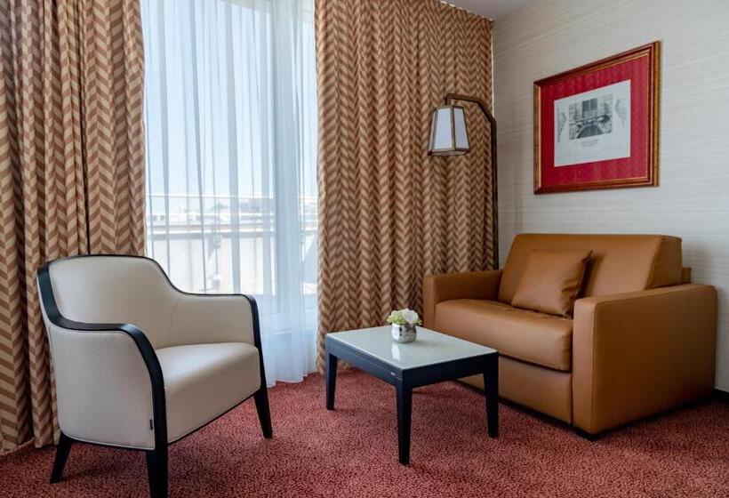 Suite with Terrace, Nash Suites Airport