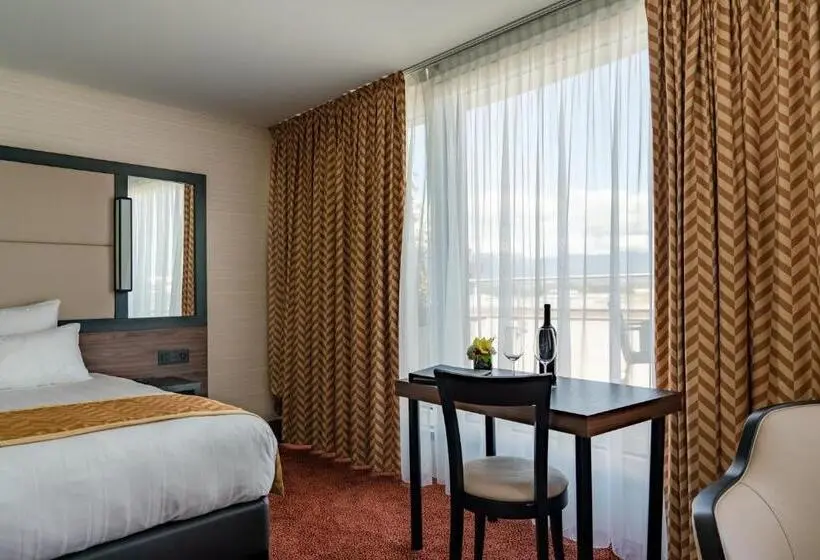 Suite with Terrace, Nash Suites Airport