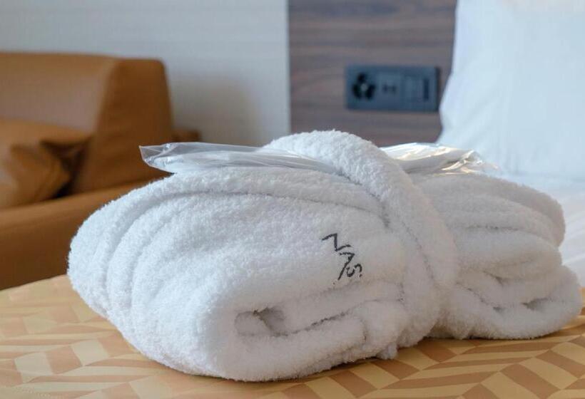 سوئیت با بالکن, Nash Suites Airport