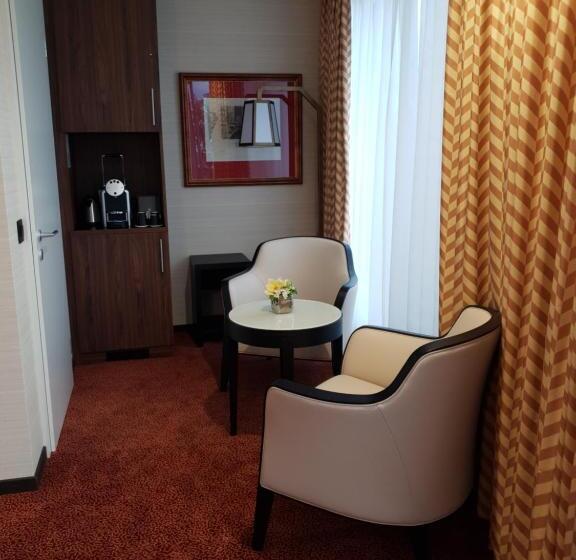 سوئیت با بالکن, Nash Suites Airport