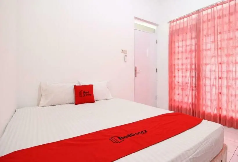 スタンダードルーム, Reddoorz Near Terminal Tirtonadi