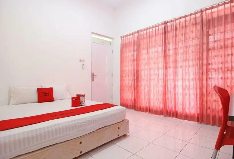 スタンダードルーム, Reddoorz Near Terminal Tirtonadi
