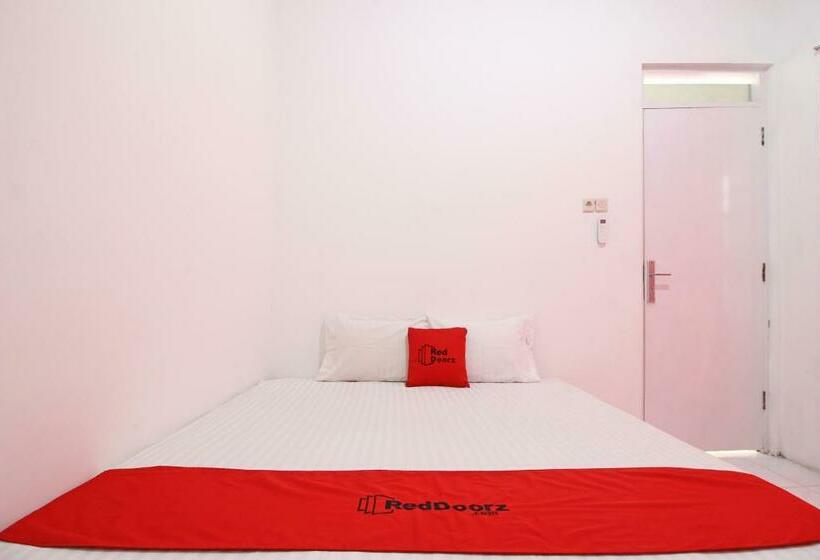 Номер Стандарт, Reddoorz Near Terminal Tirtonadi