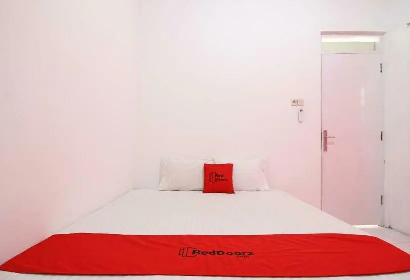 スタンダードルーム, Reddoorz Near Terminal Tirtonadi