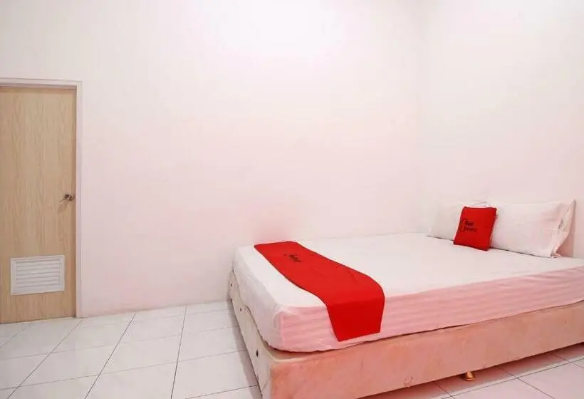 エコノミールーム, Reddoorz Near Terminal Tirtonadi