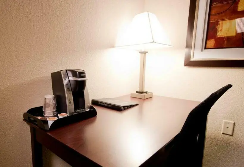 キングサイズベッドのスタンダードルーム, Cobblestone Inn & Suites – Manchester