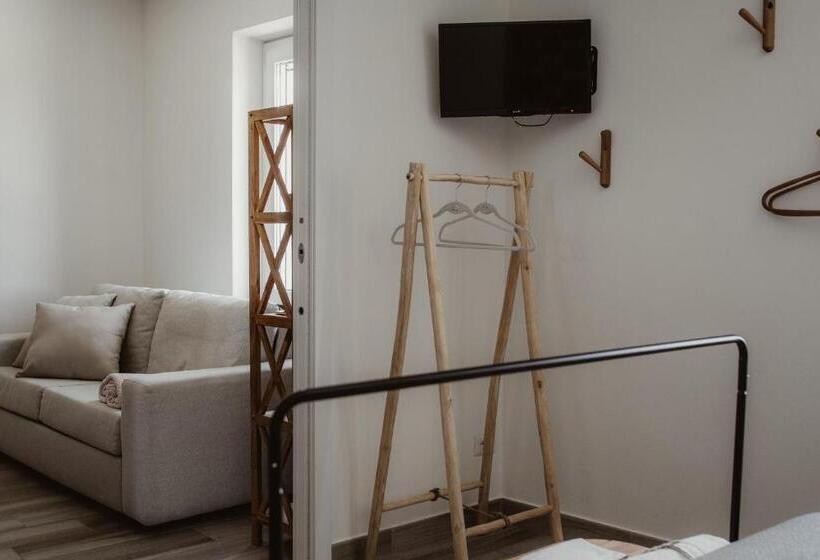 اتاق استاندارد چهار تخته, La Pianaccia