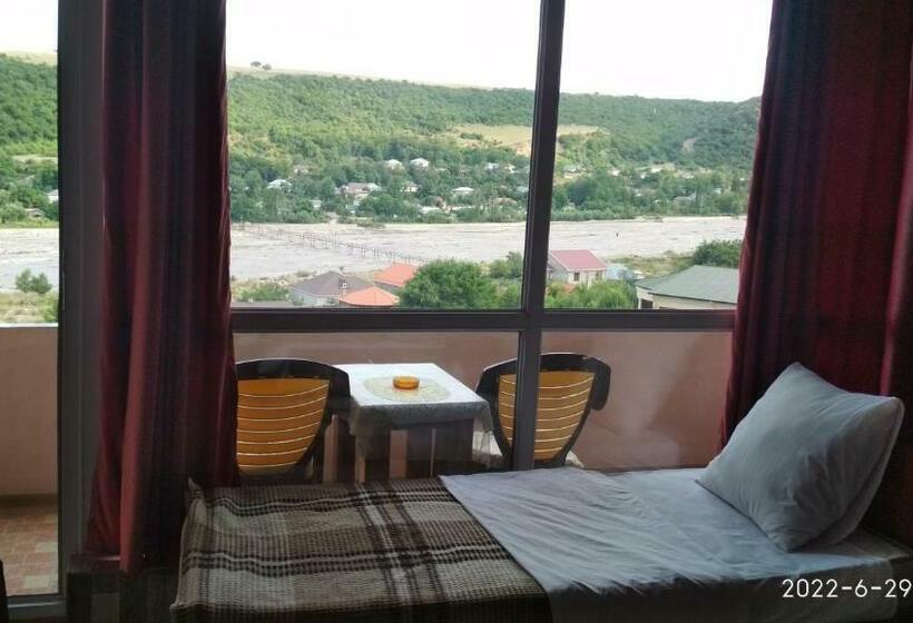اتاق استاندارد سه تخته با بالکن, Motel
