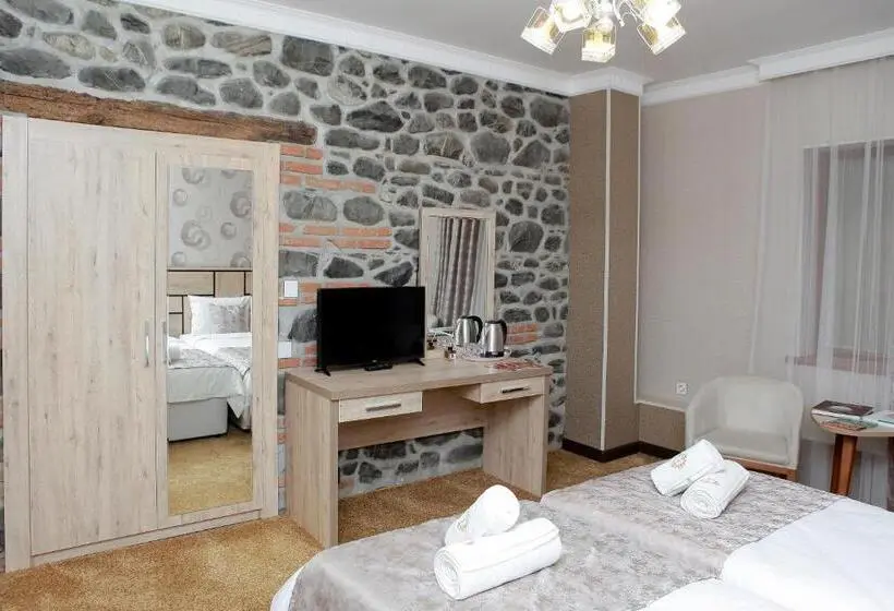 سوییت خانوادگی, Minali Boutique