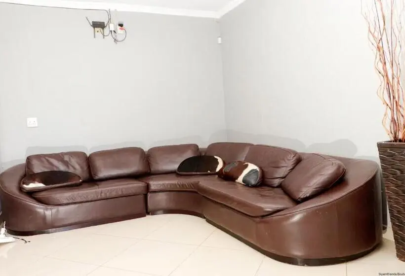 اتاق خانوادگی, Siyamthanda Boutique