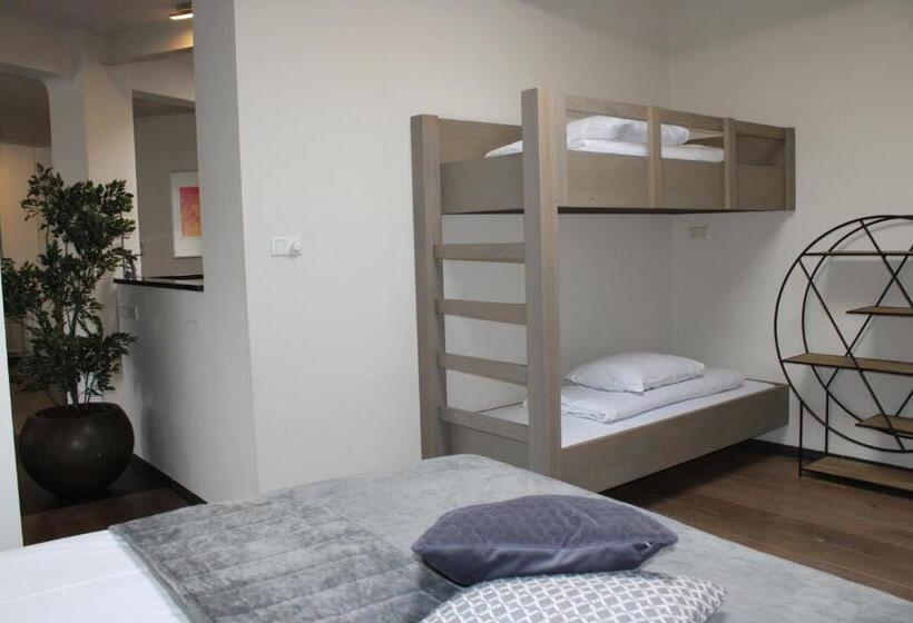 סטודיו משפחתי, T Peperhuys