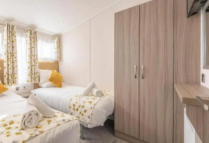 اتاق استاندارد با چشم‌انداز دریاچه, Marine Holiday Park