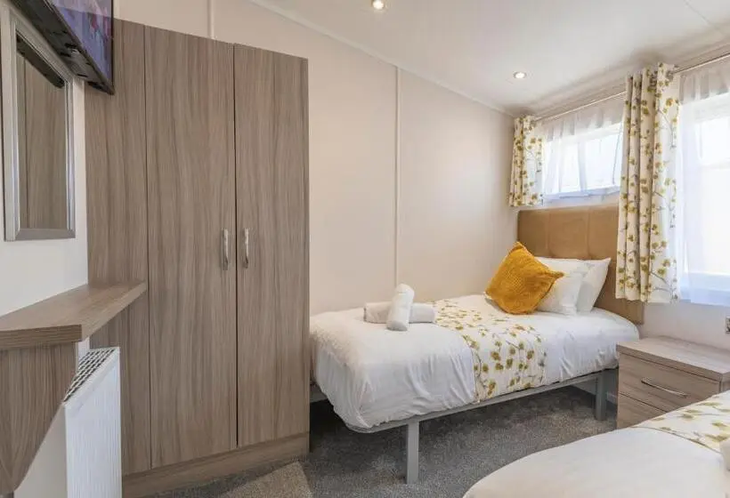 اتاق استاندارد با چشم‌انداز دریاچه, Marine Holiday Park