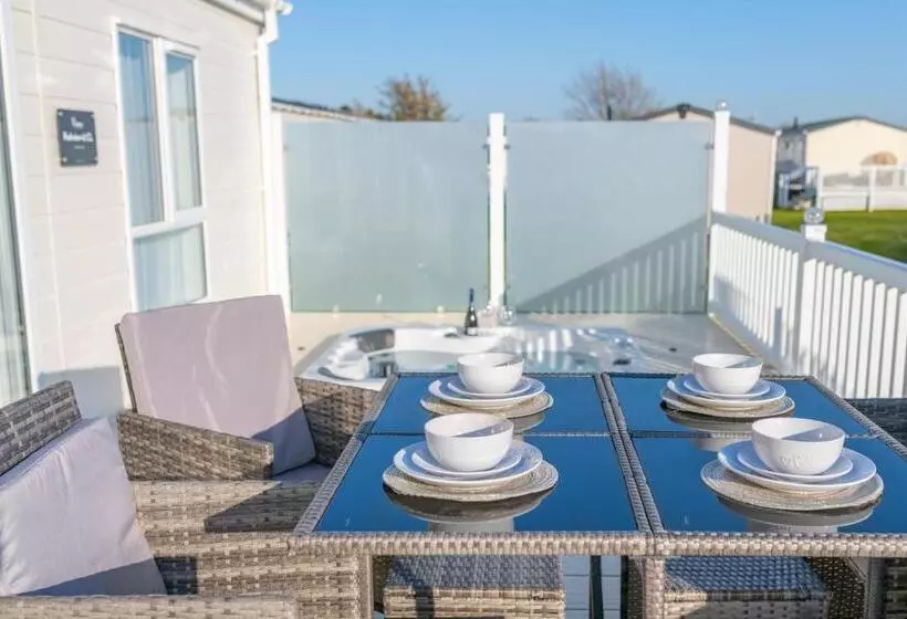 اتاق استاندارد با چشم‌انداز دریاچه, Marine Holiday Park