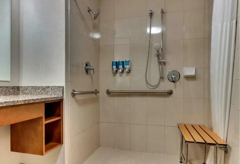 身障者適用スイートルーム, Drury Inn & Suites Knoxville West