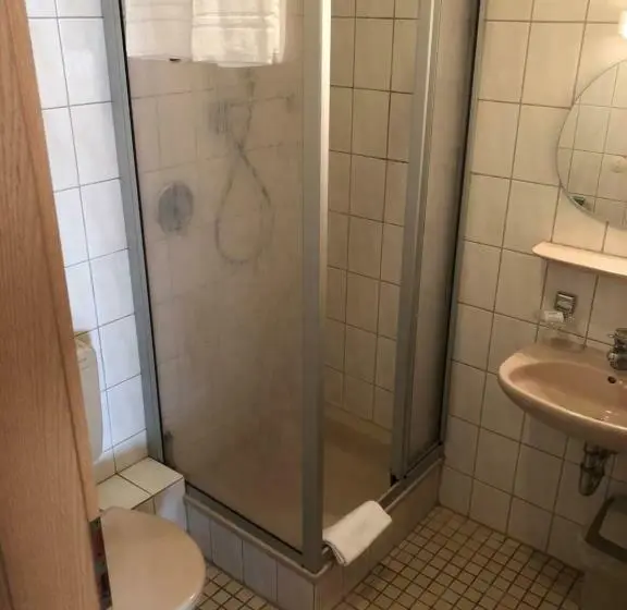 Standard Kolmen Hengen Huone, Lindenhof Keulos