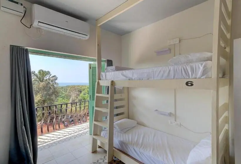 Cama em Quarto Partilhado, Woke Morjim