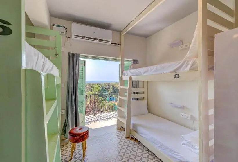 Cama em Quarto Partilhado, Woke Morjim