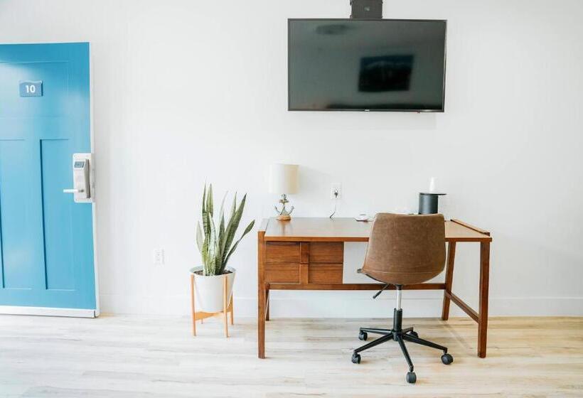 جناح سوبيريور, The Belmont Shore Inn